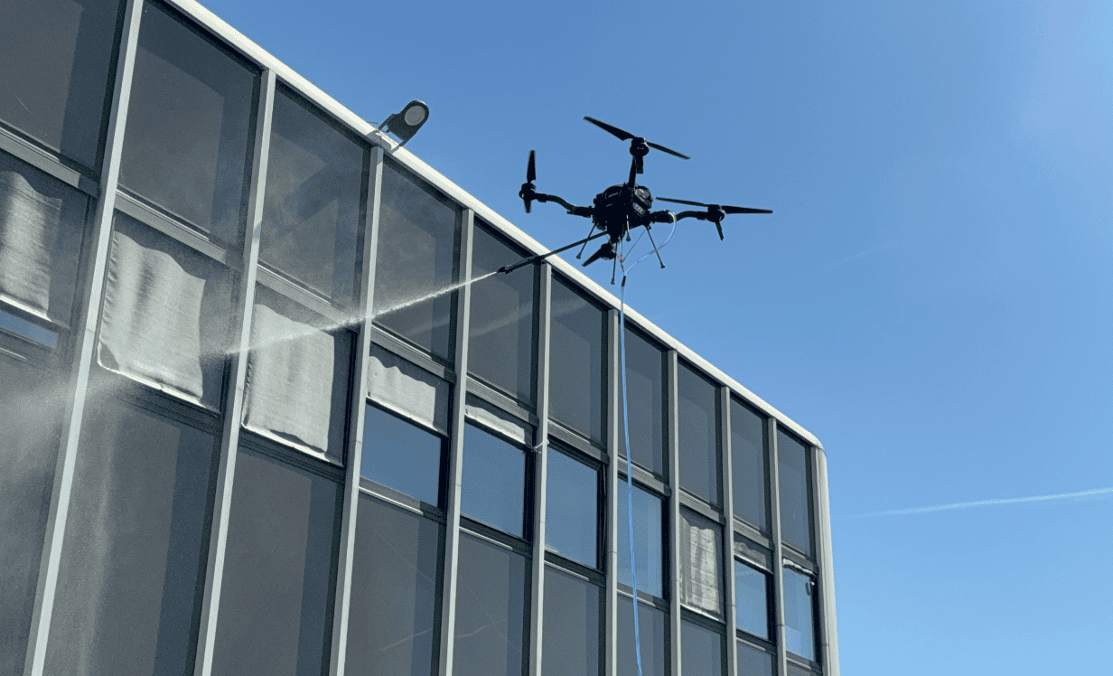 démoussage de façade par drone avec le Cormoran