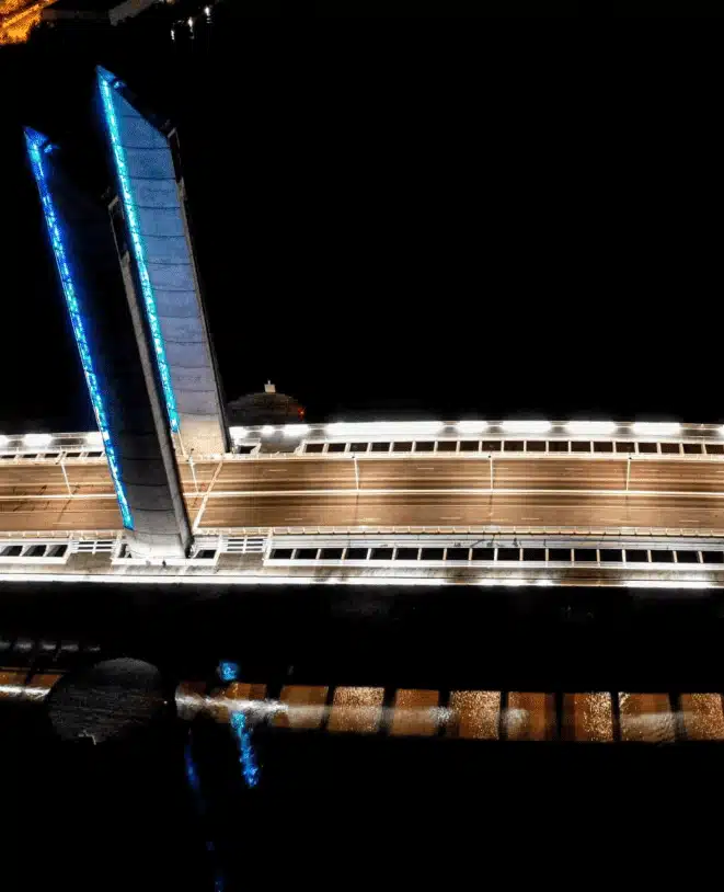 Inspection par drone d'un pont levant de nuit