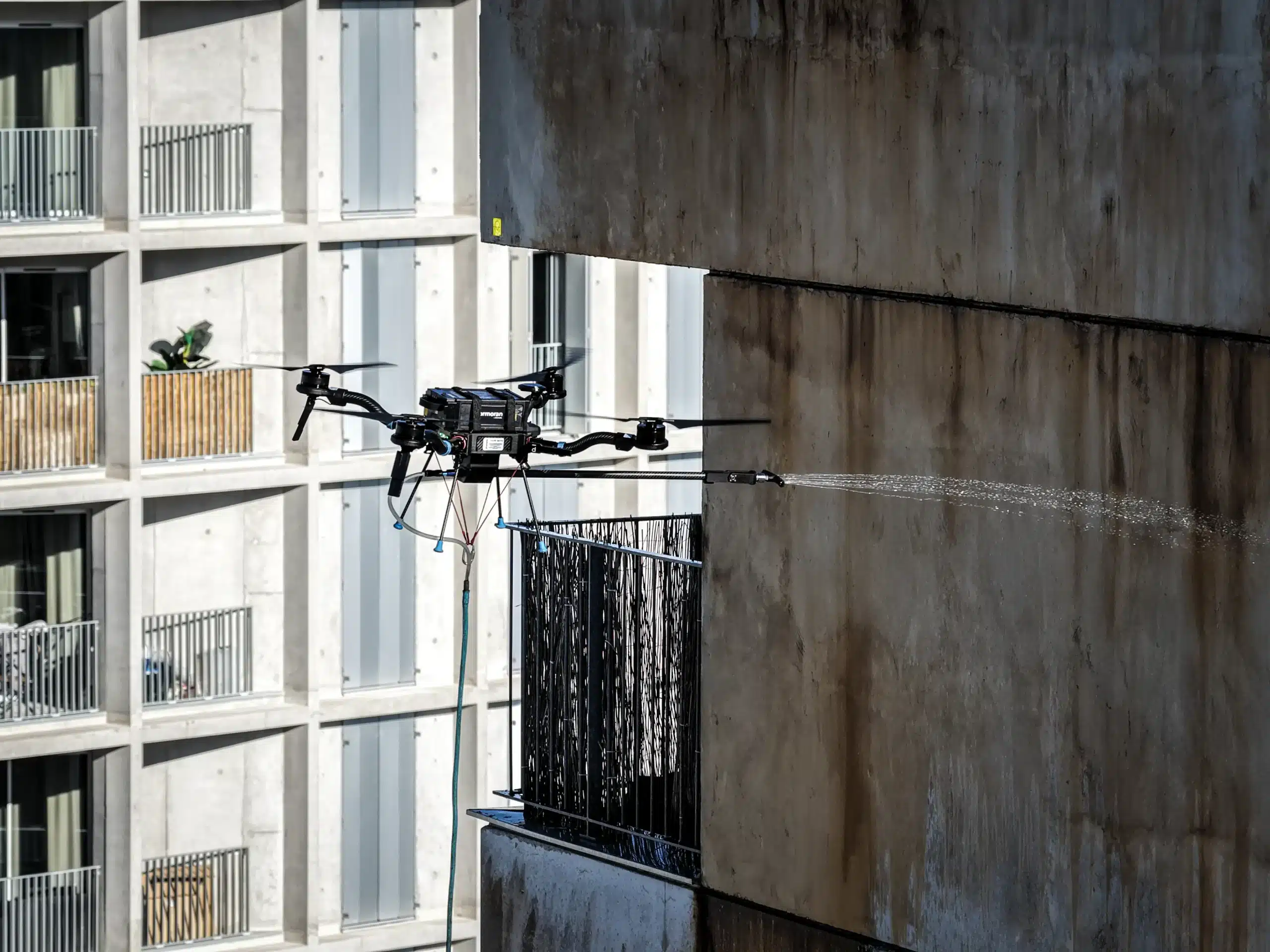 Démoussage de toiture par drone en banlieue parisienne